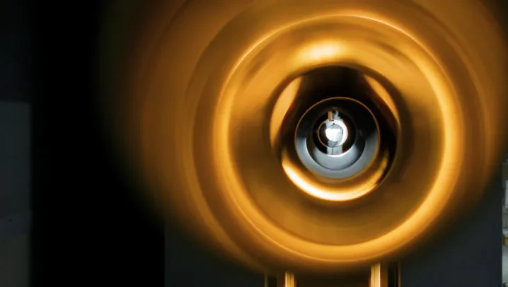Hehkuva pylvään sisäpinta, still-kuva videolta